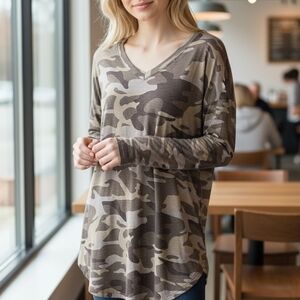 Zenana Camouflage V-Neck Tunic Long Sleeve Size Small EUC